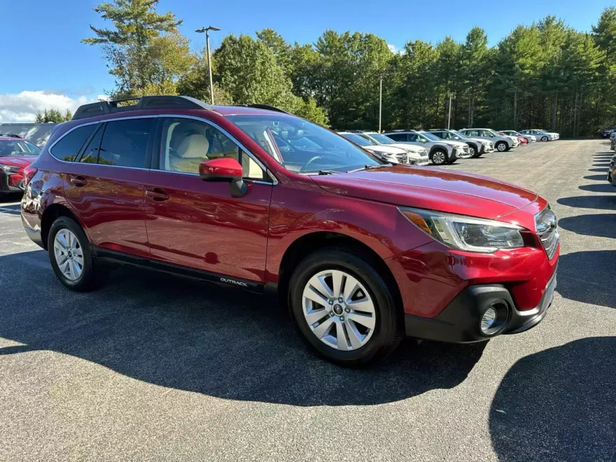 2019 Subaru Outback Premium photo 1