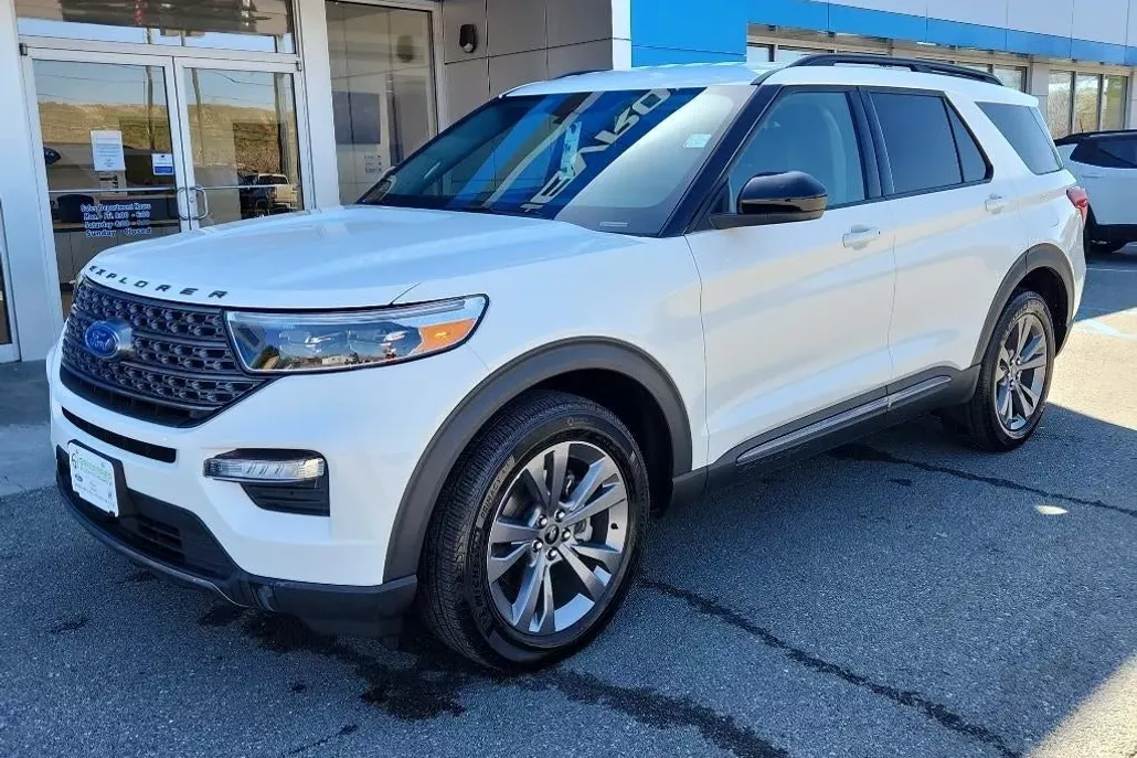 2024 Ford Explorer XLT photo 1