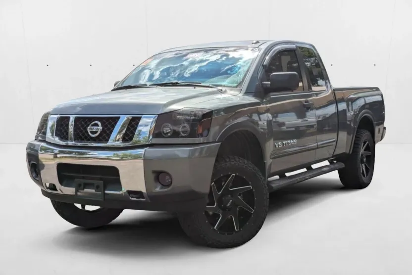 2015 Nissan Titan LE photo 1