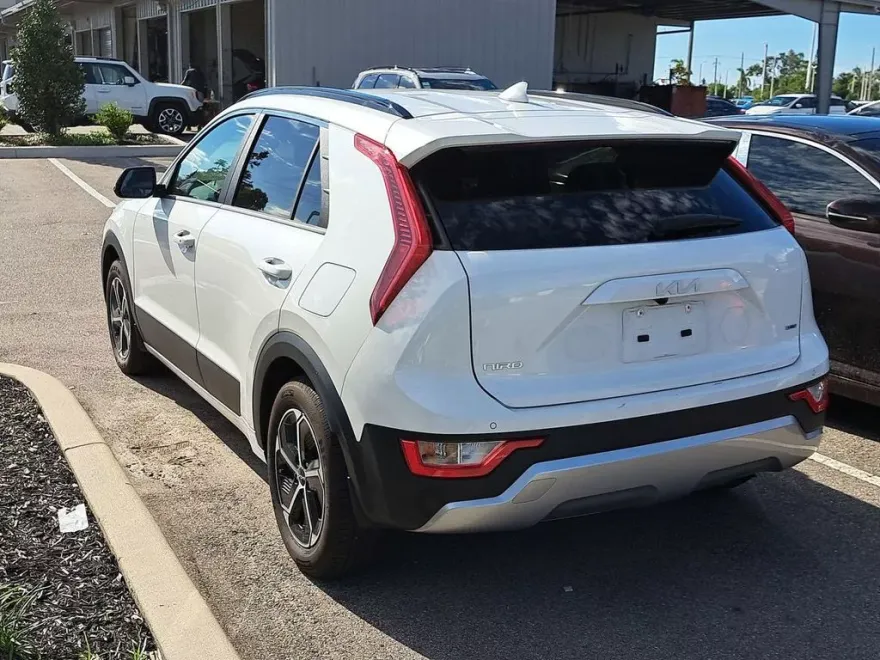2024 Kia Niro EX photo 1