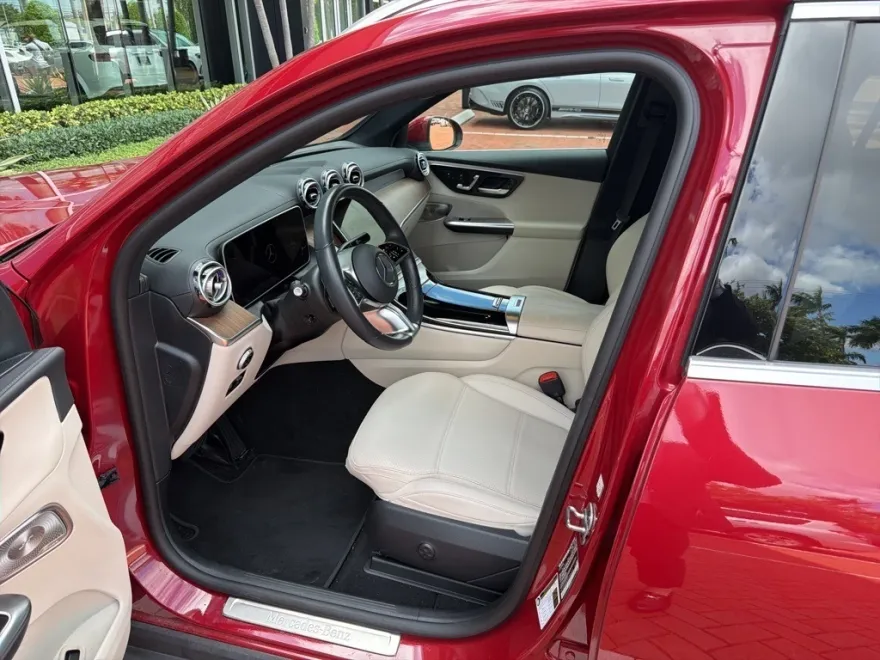 2025 Mercedes Benz GLC 300 4MATIC photo 1