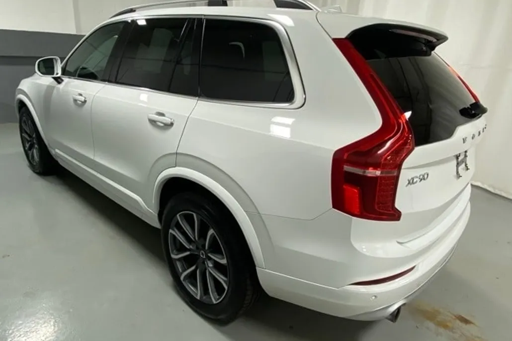 2019 Volvo XC90 T5 Momentum Sport photo 1