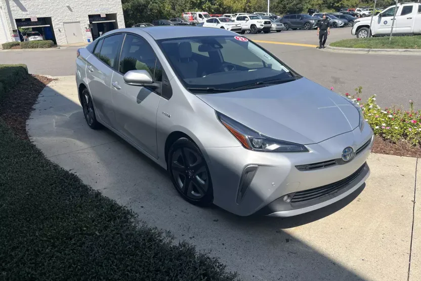 2022 Toyota Prius XLE photo 1
