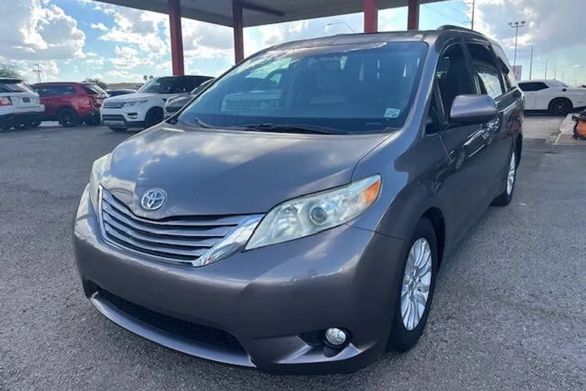2015 Toyota Sienna XLE photo 1