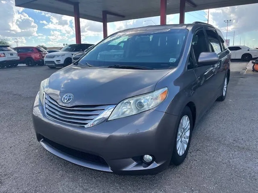 2015 Toyota Sienna XLE photo 1