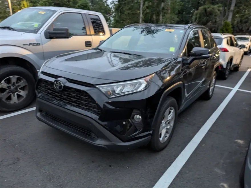 2021 Toyota RAV4 XLE photo 1