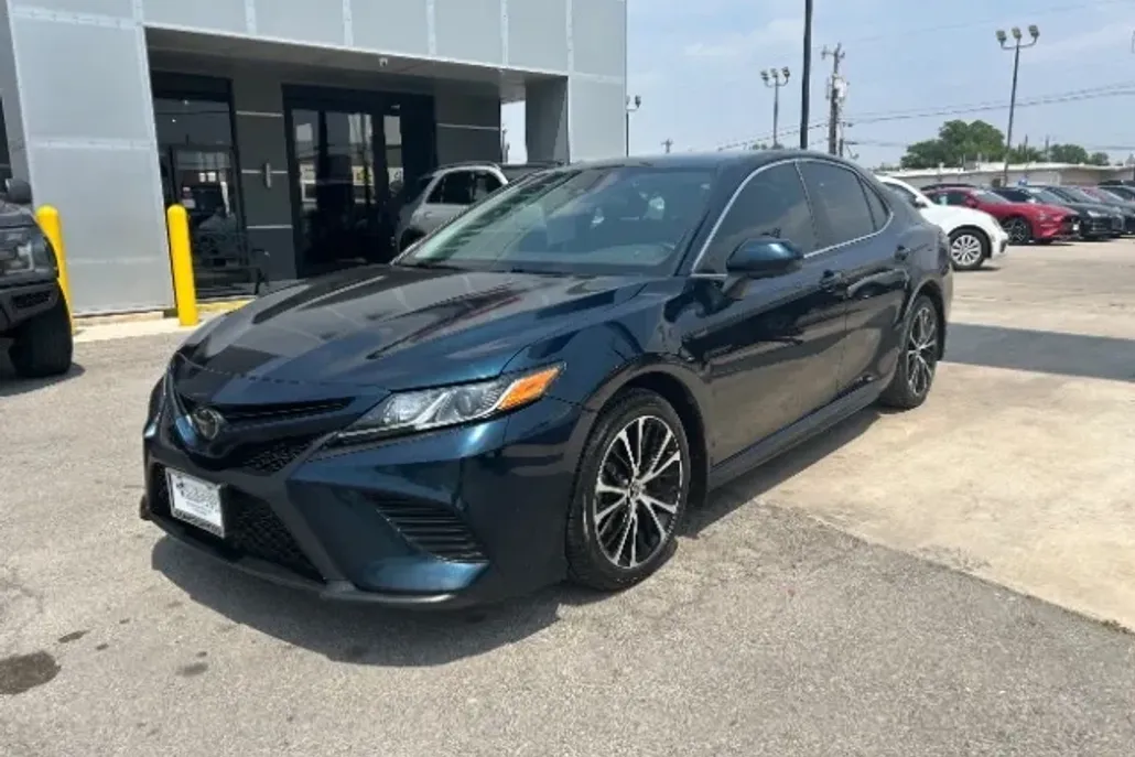 2020 Toyota Camry SE photo 1