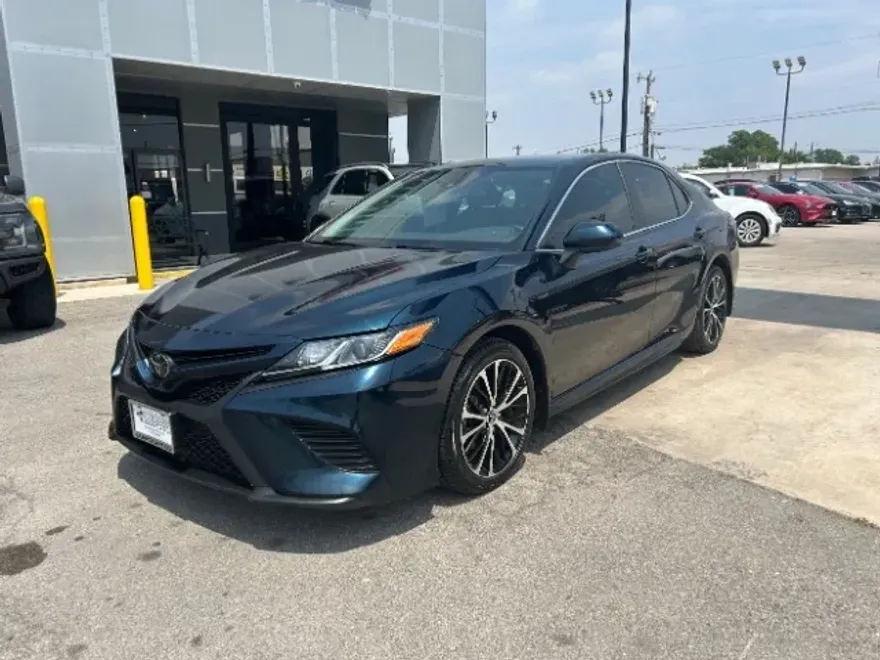 2020 Toyota Camry SE photo 1
