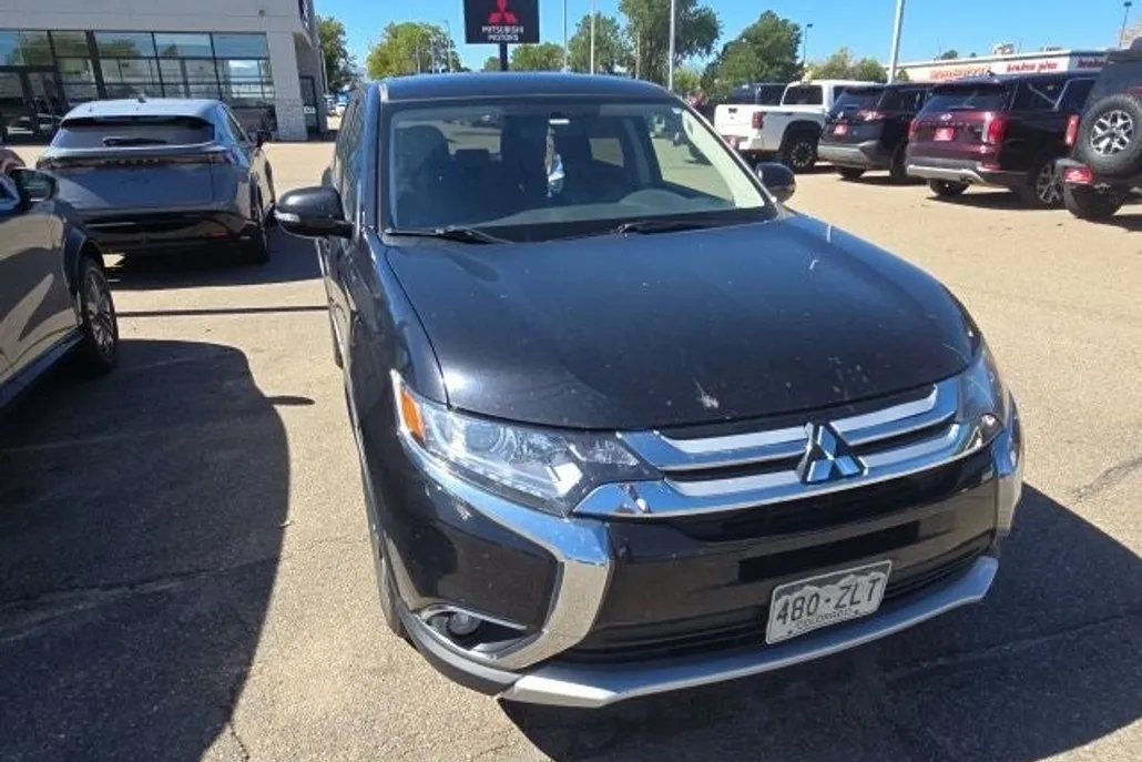 2017 Mitsubishi Outlander SE photo 1