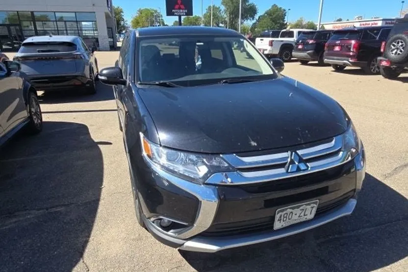 2017 Mitsubishi Outlander SE photo 1