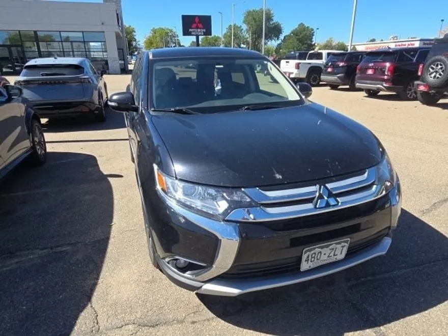 2017 Mitsubishi Outlander SE photo 1