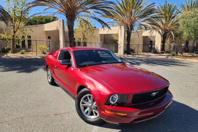 2005 Ford Mustang V6 Deluxe photo 1