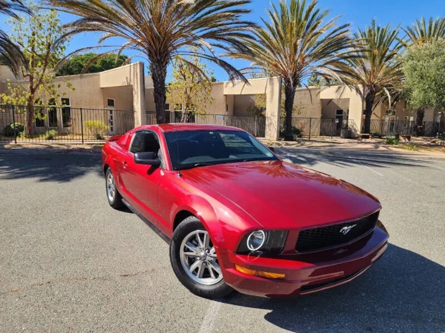 2005 Ford Mustang V6 Deluxe photo 1