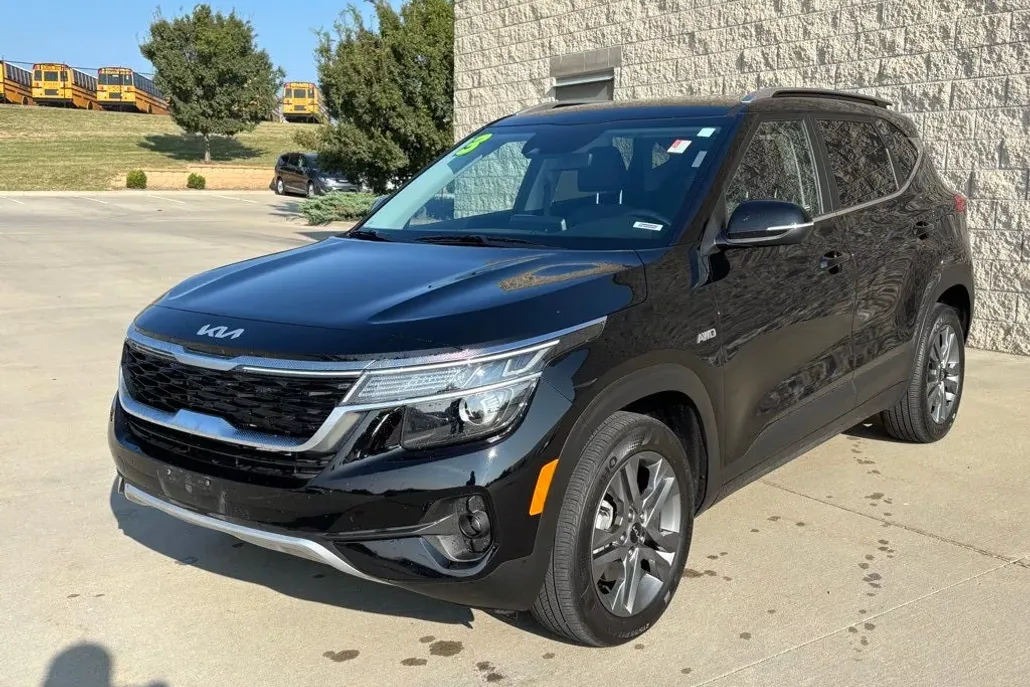 2023 Kia Seltos S photo 1