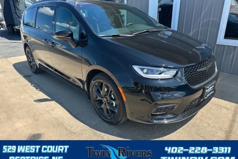 2024 Chrysler Pacifica Limited photo 1