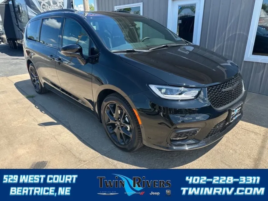 2024 Chrysler Pacifica Limited photo 1
