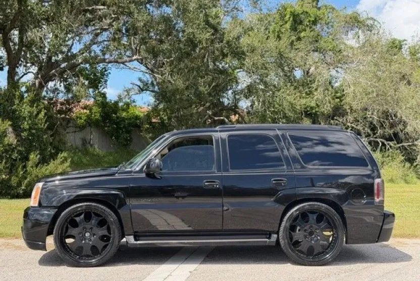 2002 Cadillac Escalade Luxury photo 1
