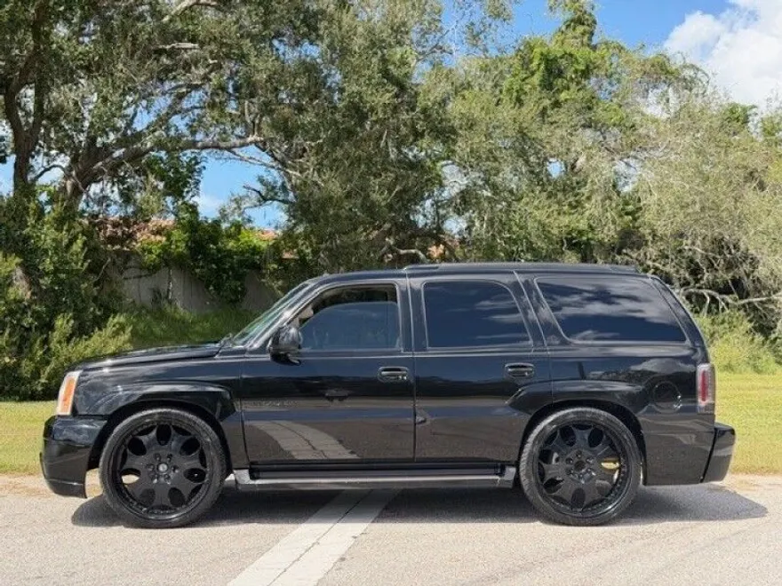 2002 Cadillac Escalade Luxury photo 1