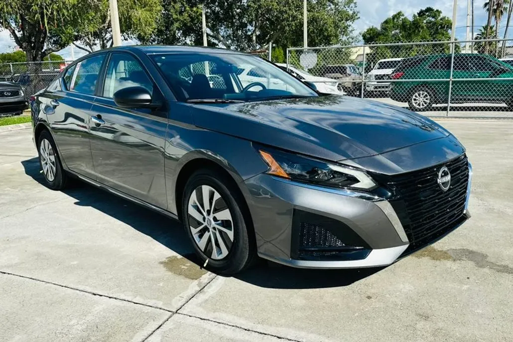 2025 Nissan Altima S photo 1