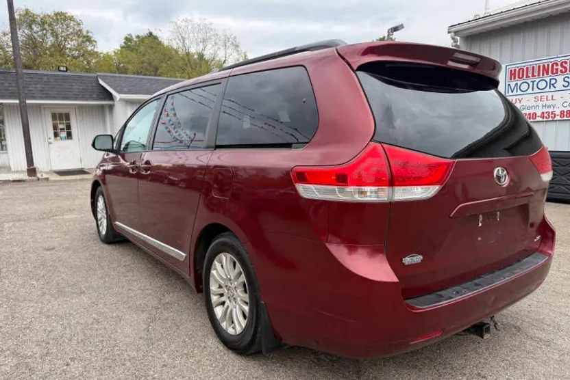 2011 Toyota Sienna XLE photo 1