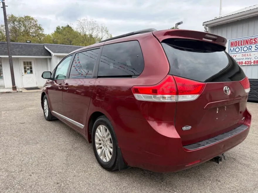 2011 Toyota Sienna XLE photo 1