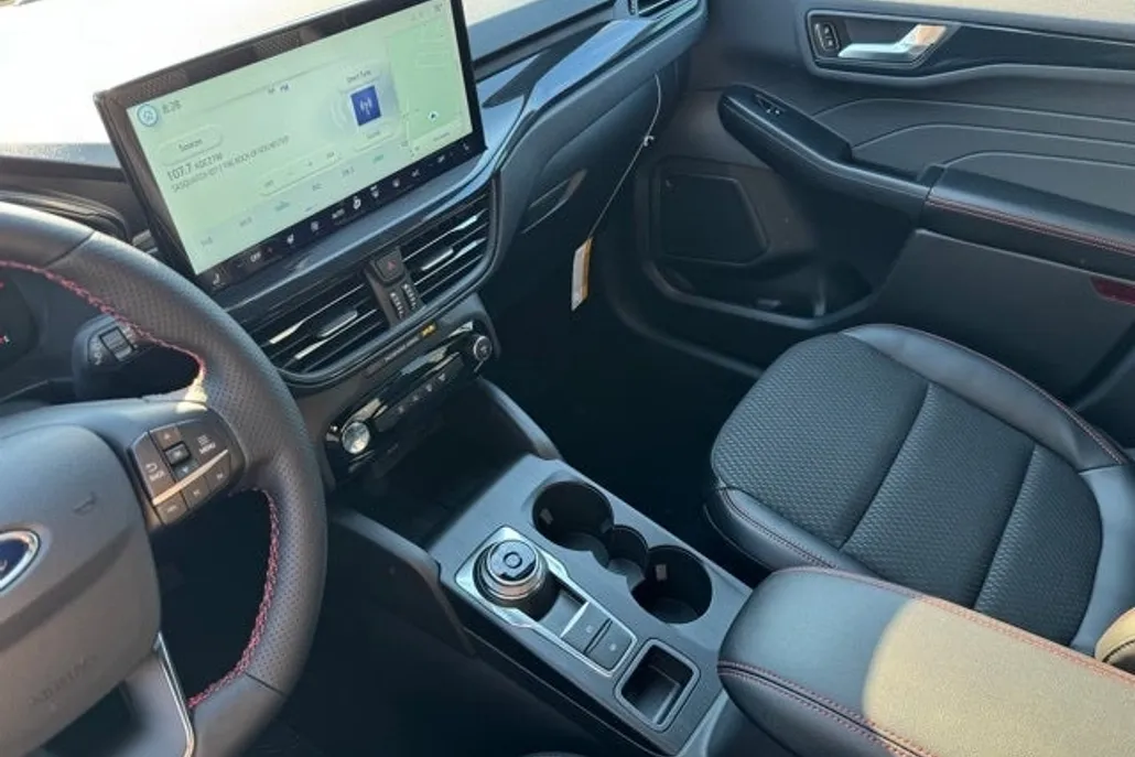2025 Ford Escape ST-Line photo 1