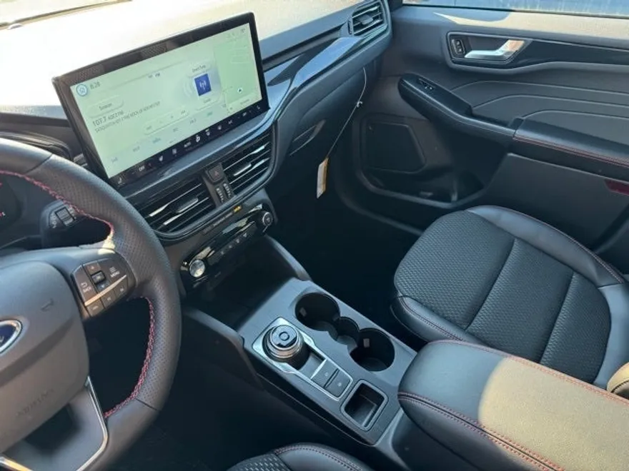 2025 Ford Escape ST-Line photo 1