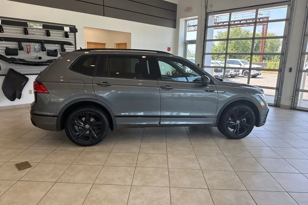 2023 Volkswagen Tiguan SE R-Line Black photo 1