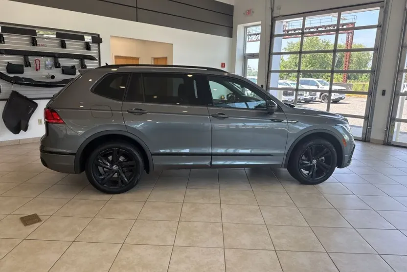 2023 Volkswagen Tiguan SE R-Line Black photo 1