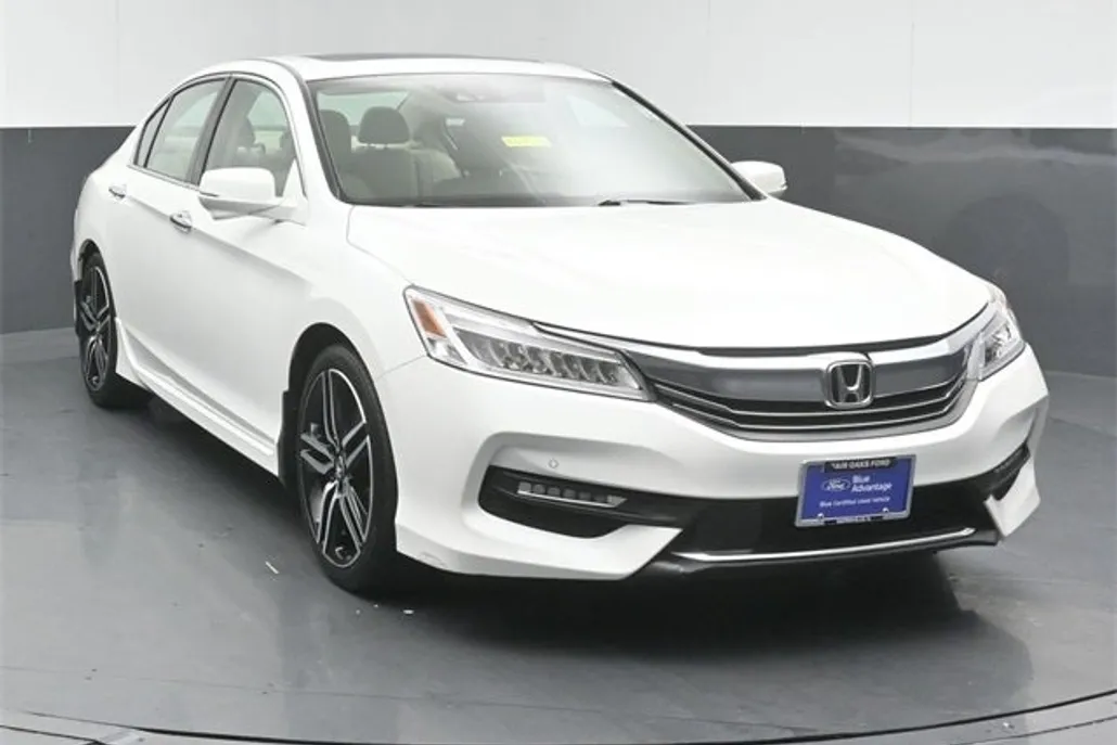 2017 Honda Accord Touring photo 1