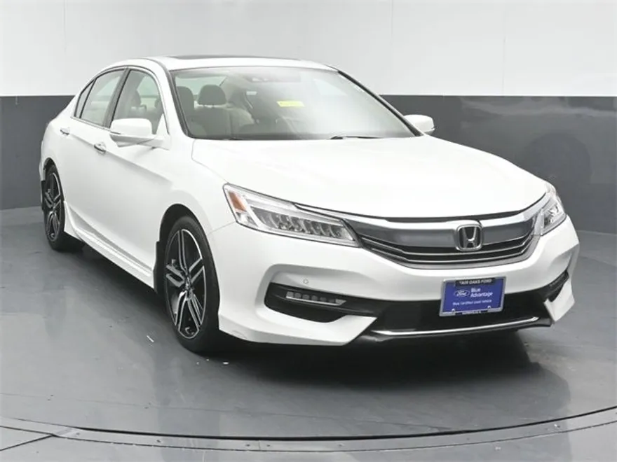 2017 Honda Accord Touring photo 1