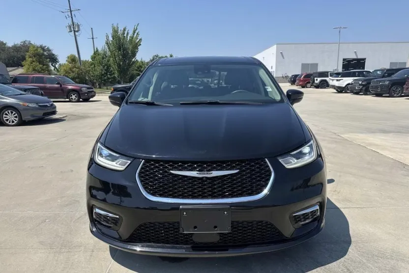 2024 Chrysler Pacifica Touring L photo 1