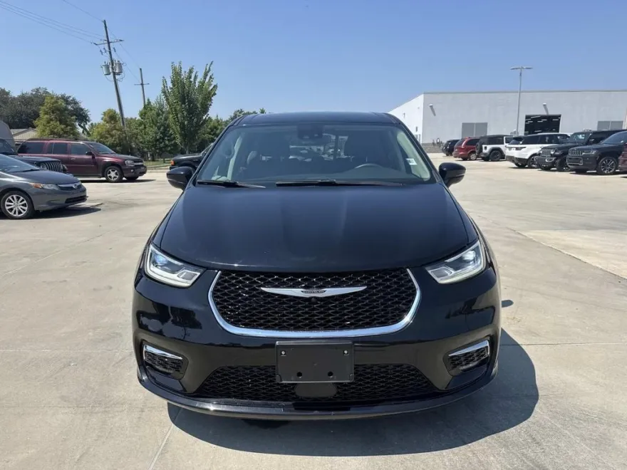 2024 Chrysler Pacifica Touring L photo 1