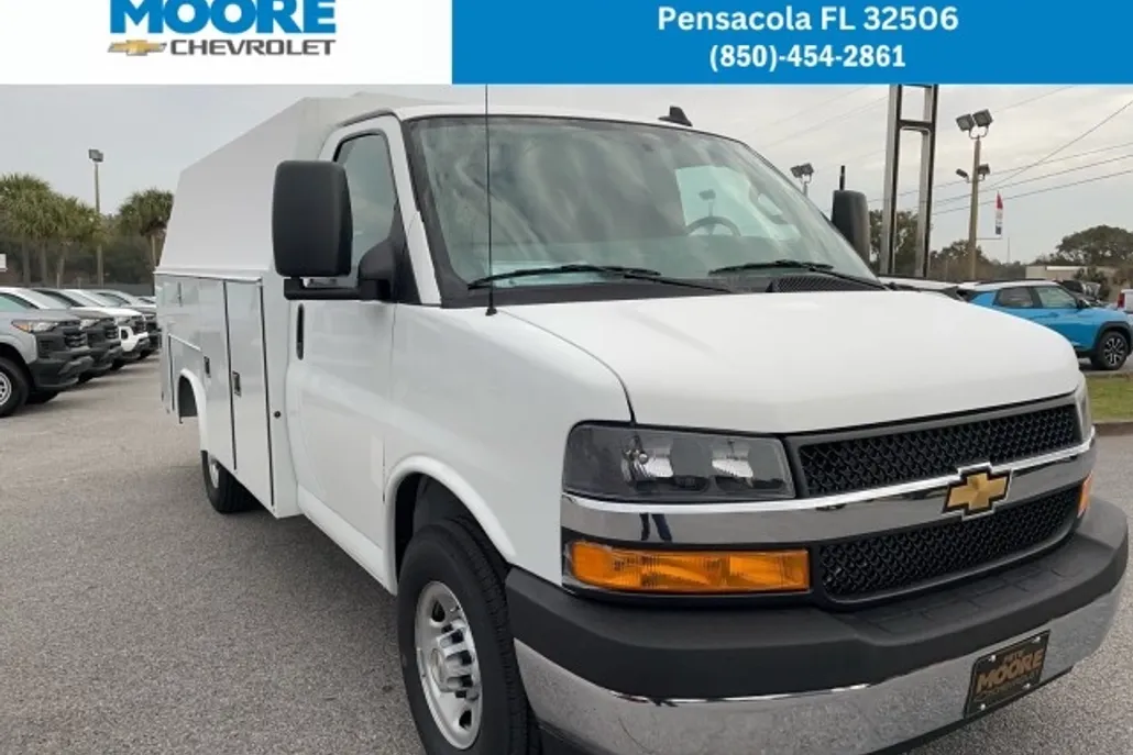 2025 Chevrolet Express Cutaway 3500 photo 1