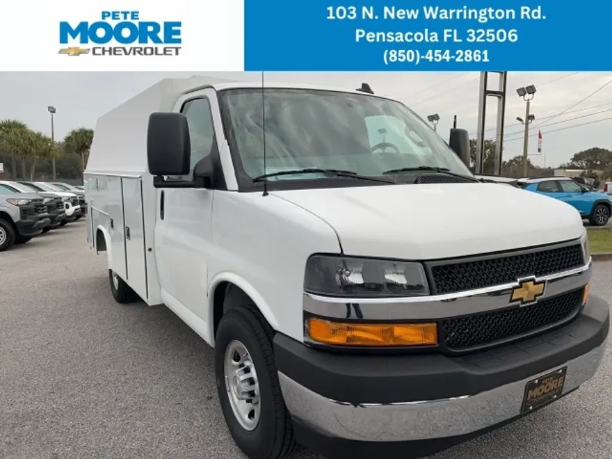 2025 Chevrolet Express Cutaway 3500 photo 1