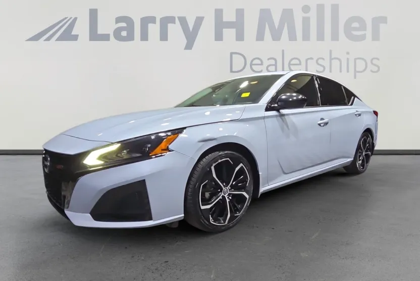 2023 Nissan Altima 2.5 SR photo 1