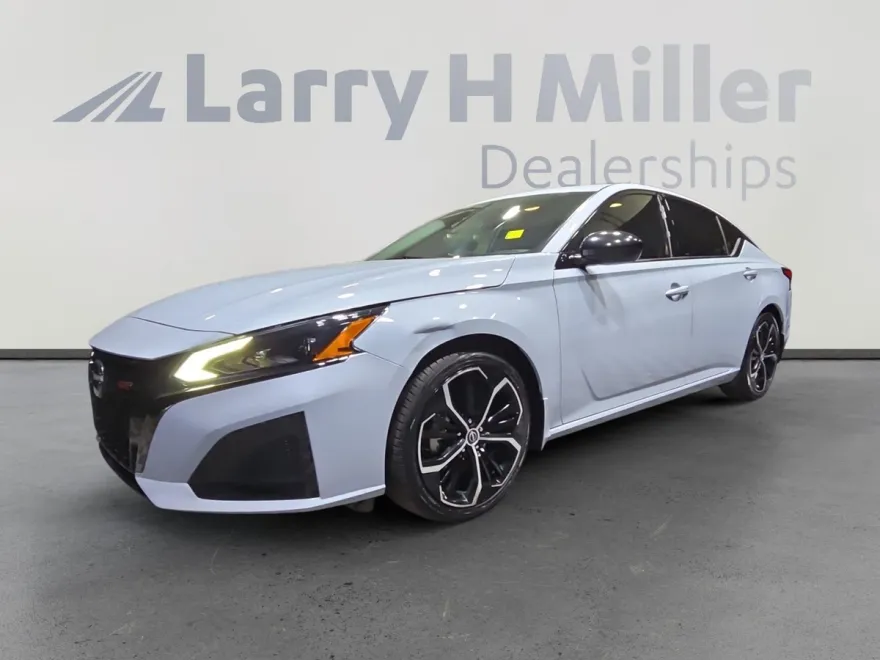 2023 Nissan Altima 2.5 SR photo 1