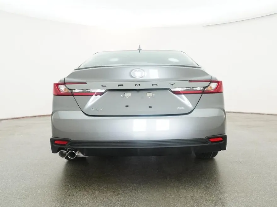 2025 Toyota Camry SE photo 1