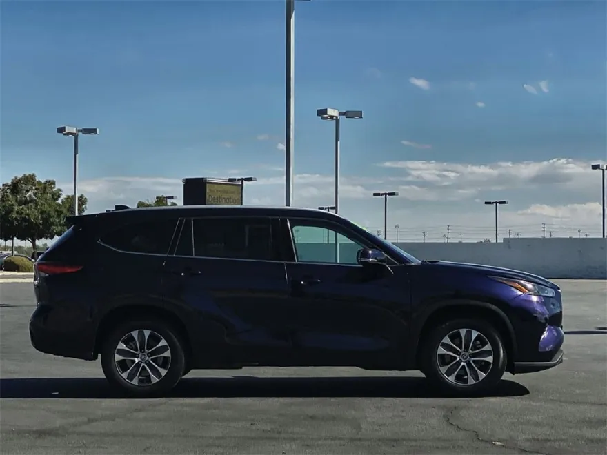 2022 Toyota Highlander XLE photo 1