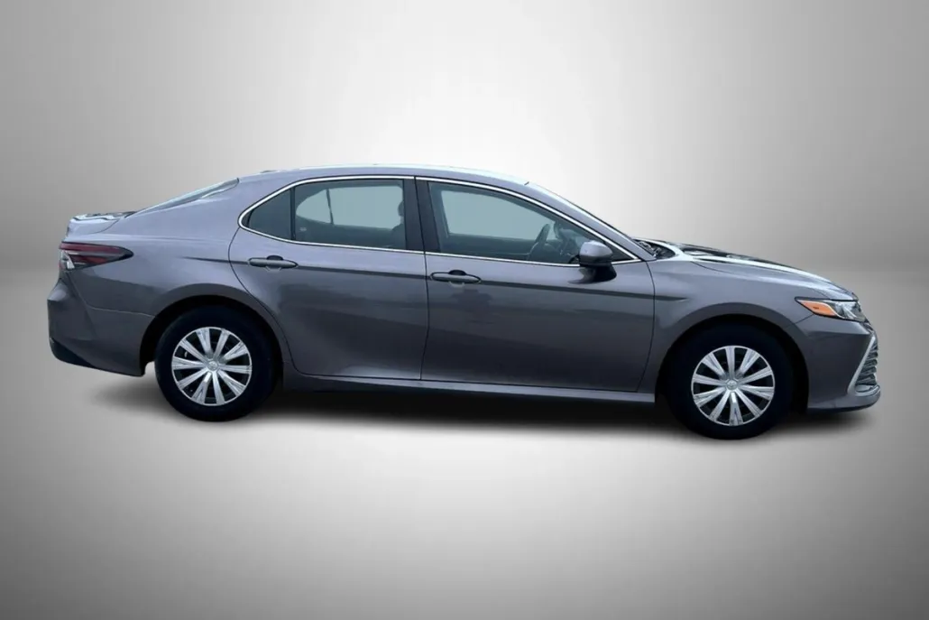 2022 Toyota Camry Hybrid LE photo 1