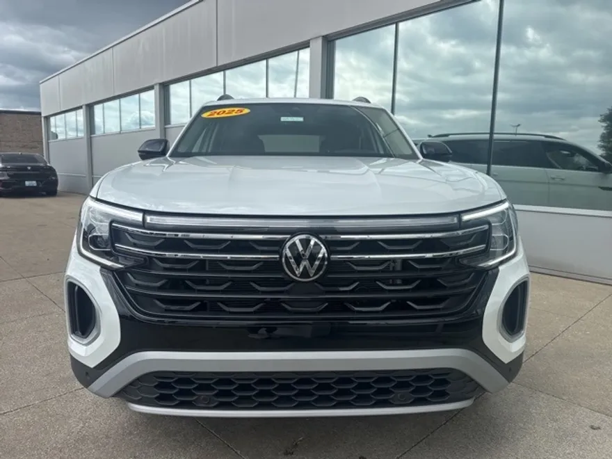 2025 Volkswagen Atlas Peak Edition SE photo 1