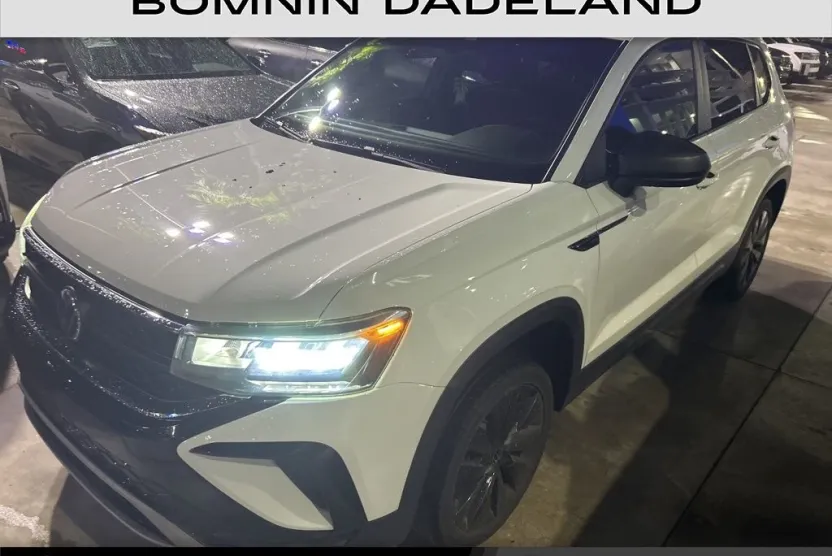 2022 Volkswagen Taos S photo 1