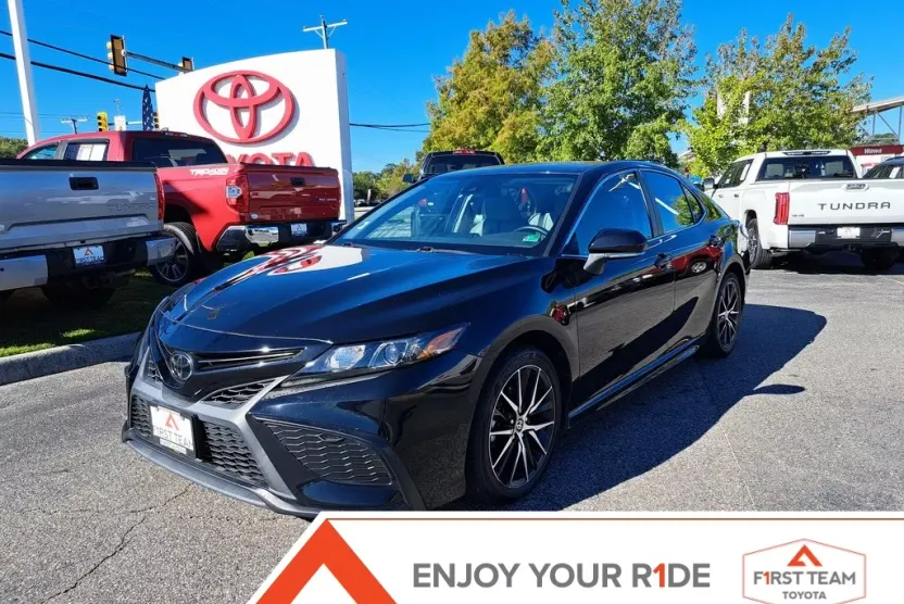 2022 Toyota Camry SE photo 1