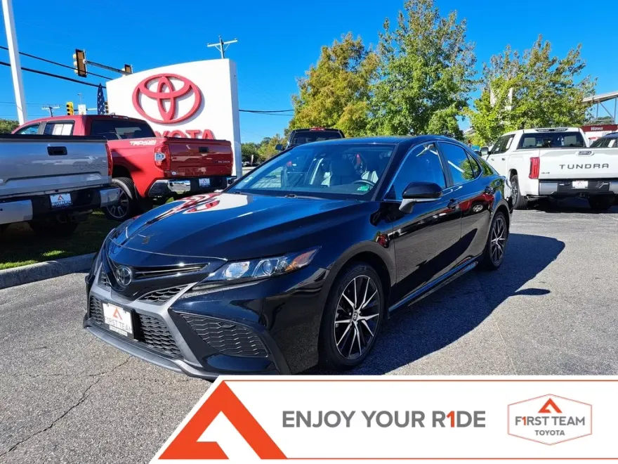 2022 Toyota Camry SE photo 1