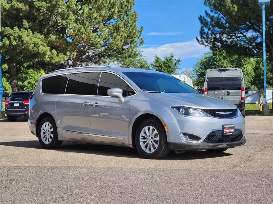 2018 Chrysler Pacifica Touring L photo 1