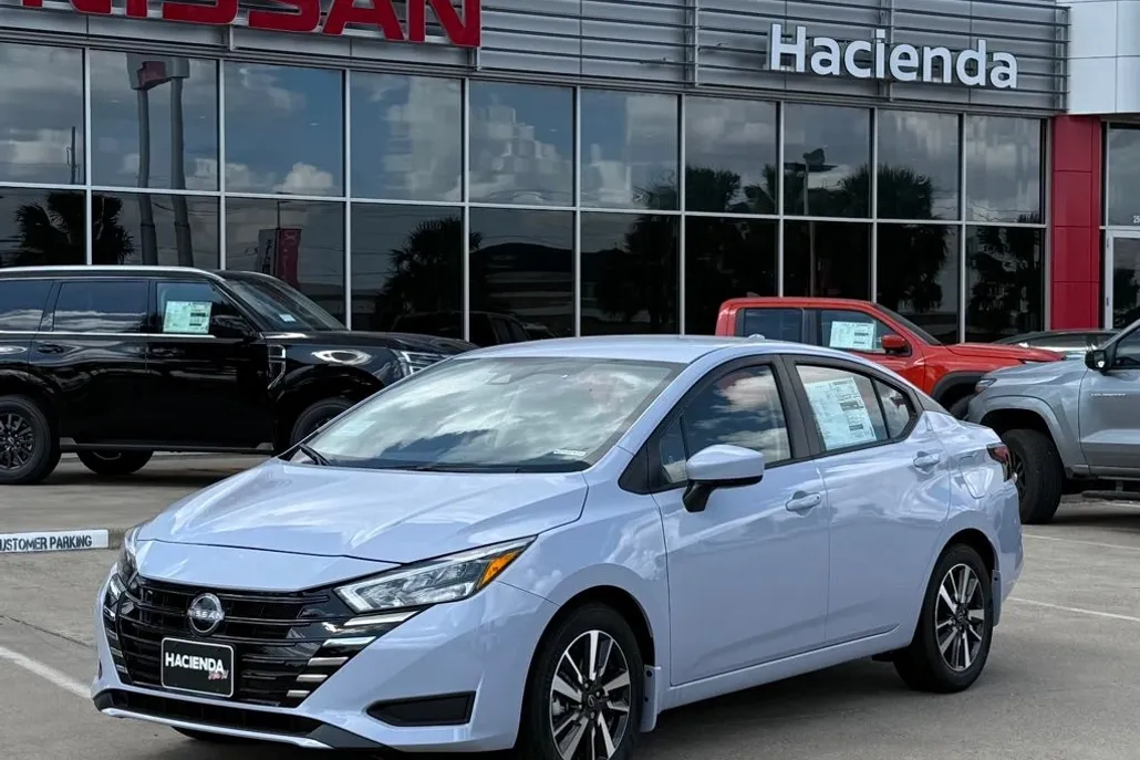 2025 Nissan Versa 1.6 SV photo 1