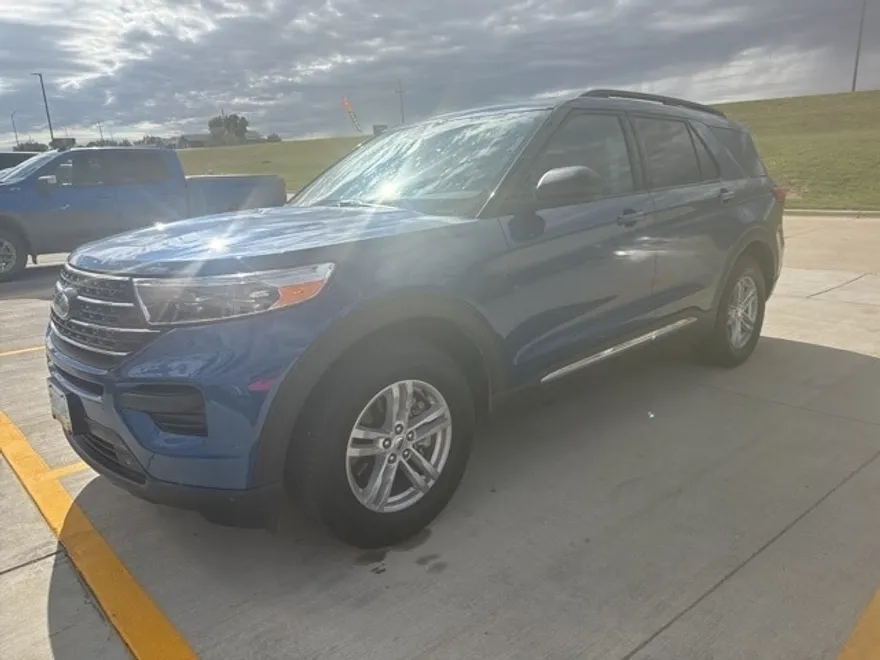 2021 Ford Explorer XLT photo 1