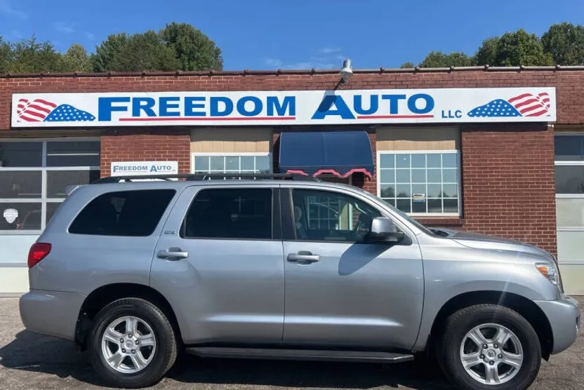 2016 Toyota Sequoia SR5 photo 1
