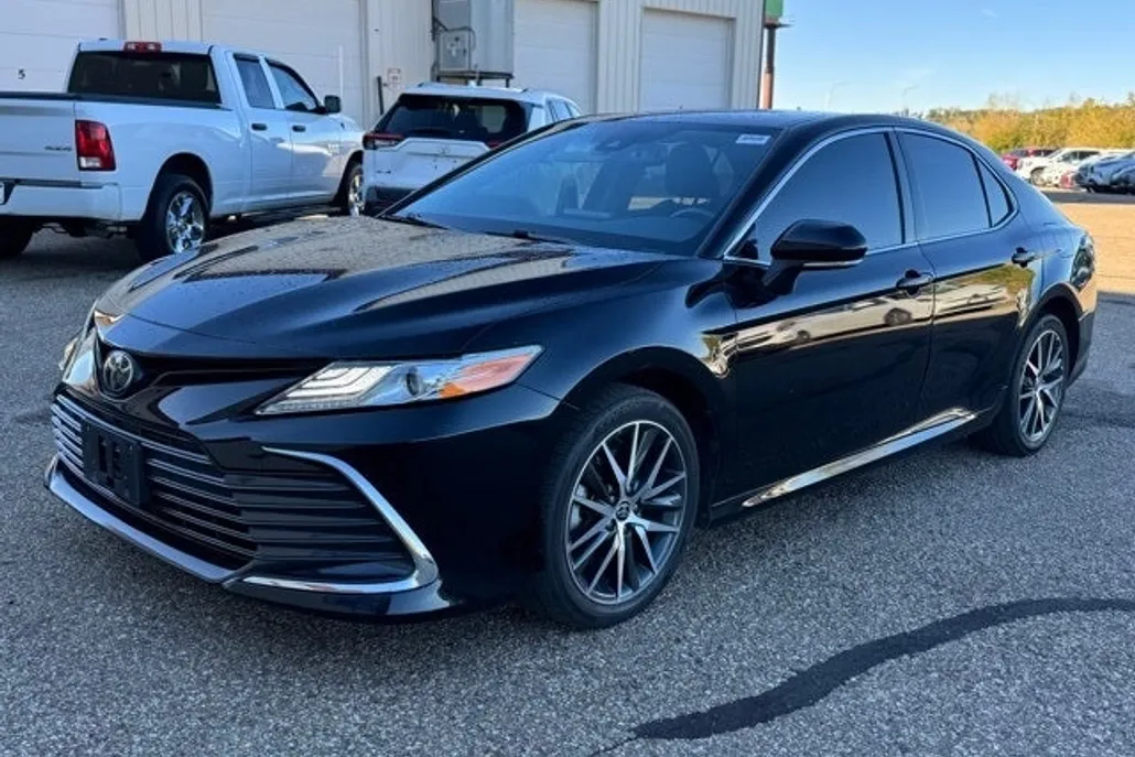 2022 Toyota Camry XLE photo 1