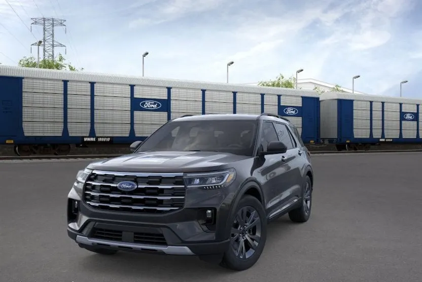 2025 Ford Explorer photo 1